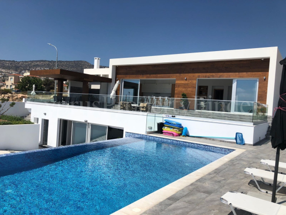 Six Bedroom Superb Villa in Peyia