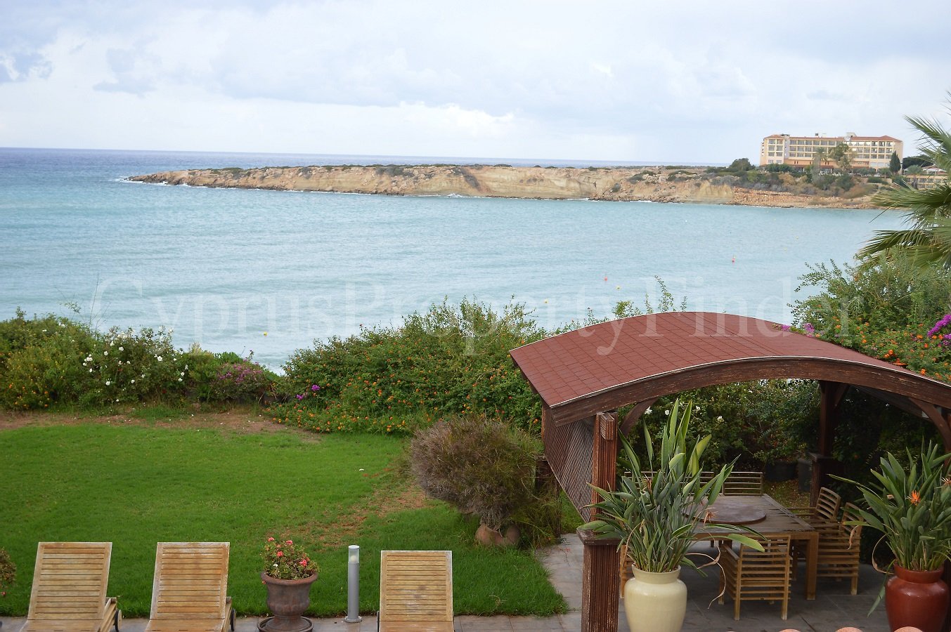 Seven Bedroom Beachfront Superb Villa in Coral Bay