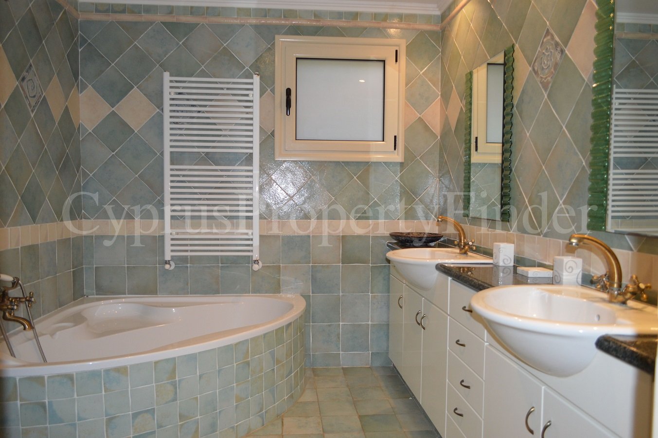 Seven Bedroom Beachfront Superb Villa in Coral Bay
