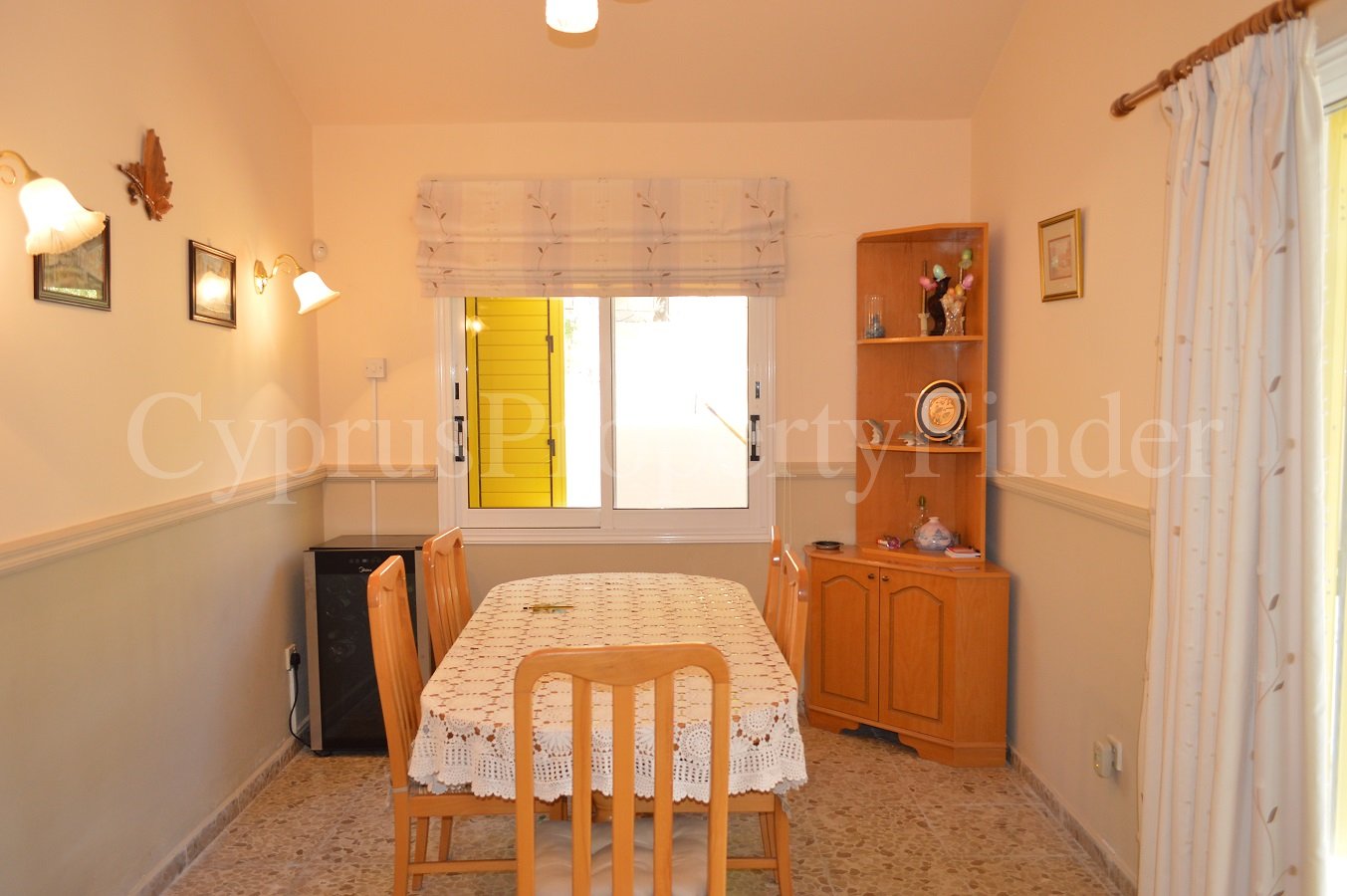 Lovely Three Bedroom Bungalow In Coral Bay
