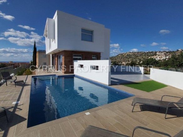 Spacious Three Bedroom Villa In Peyia