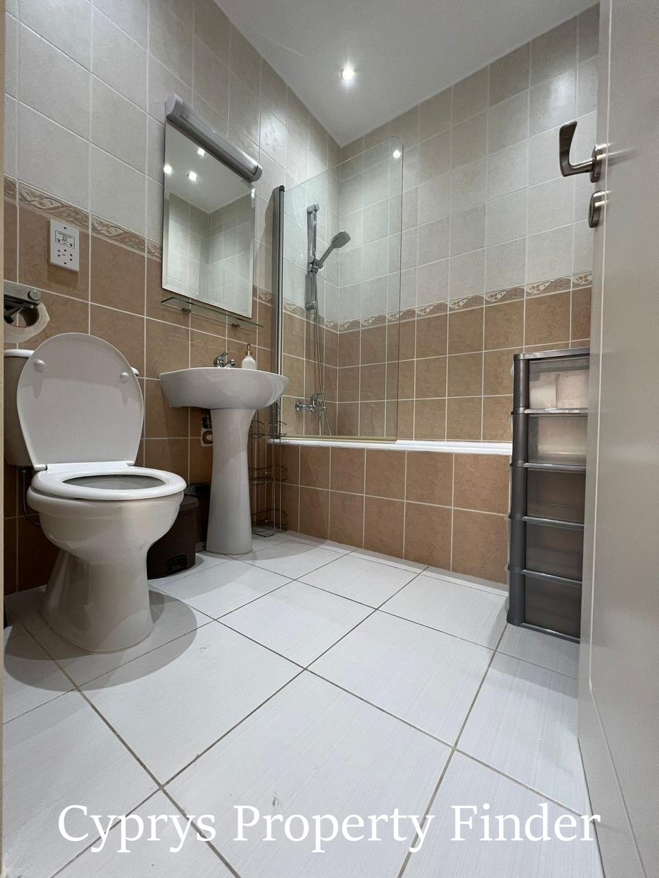 Lovely Townhouse Close To Amenities